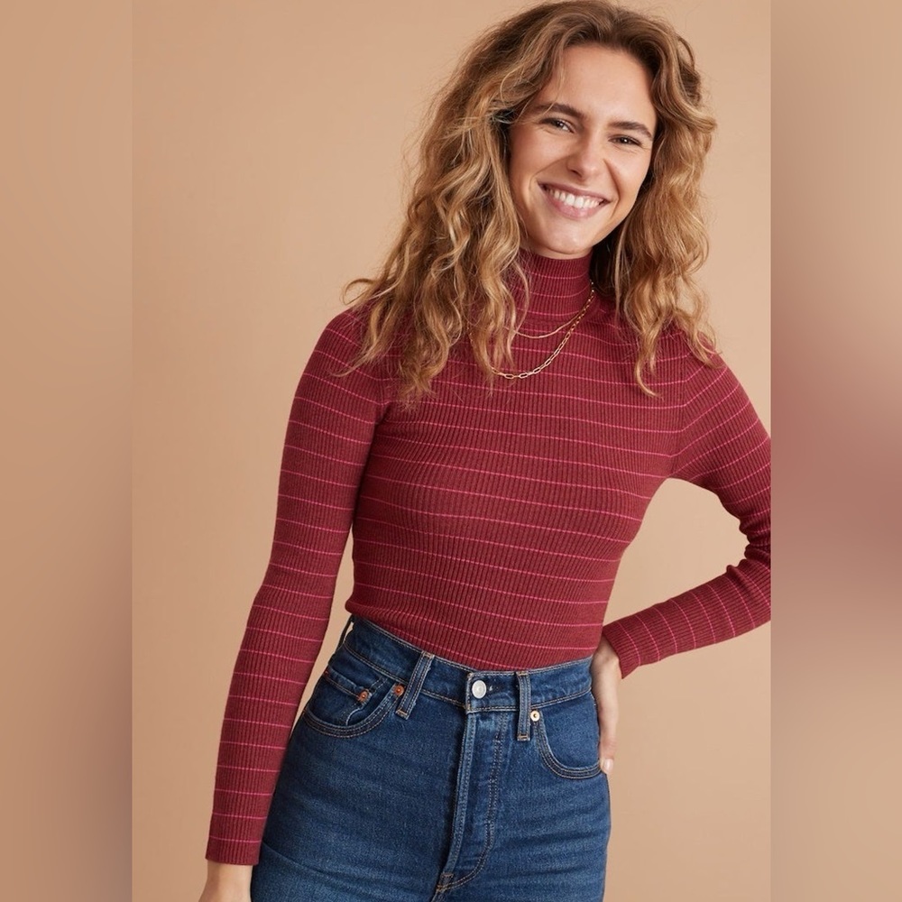 Ribbed Mock Neck Sweater Top in Burgundy